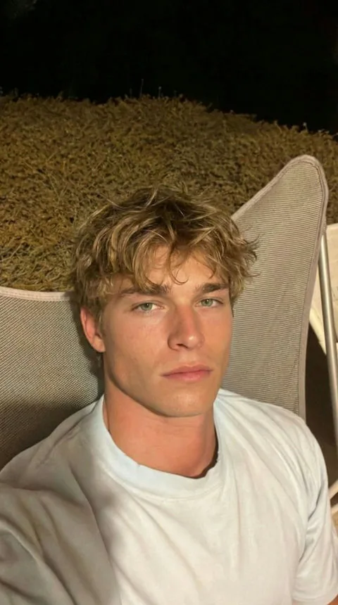 Noah, an adult AI companion with a easygoing friend personality